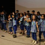 اجرای سرود در جشن اردیبهشت 1402 مدرسه دکتر چوبینه